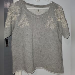 Lucky Lotus Gray Embroidered Short Sleeve Sweatshirt Top Size L Boho
